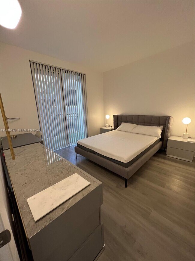 Building Photo - 540 Brickell Key Dr