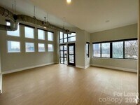 Building Photo - 514 W 10th St