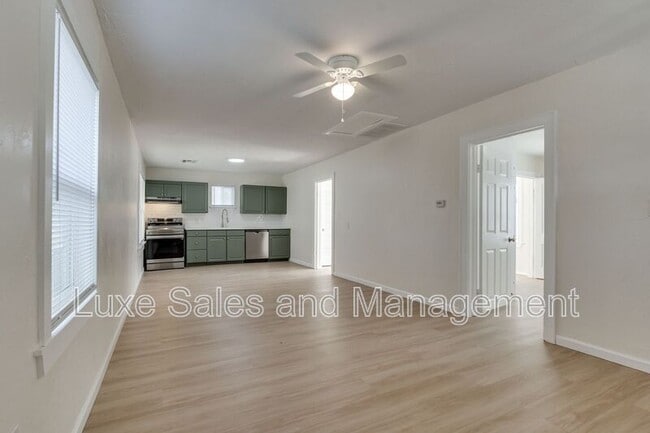 Building Photo - 905 E Rogers St