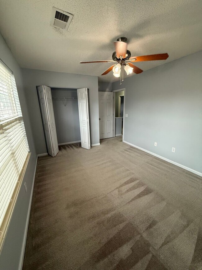 Building Photo - Beautiful 4 Bedroom