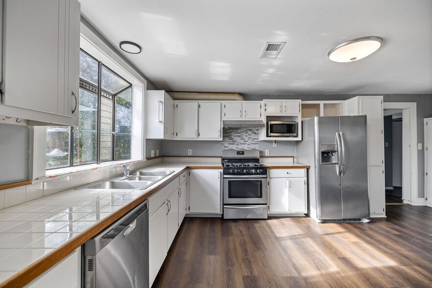 Building Photo - 160 N 7th St