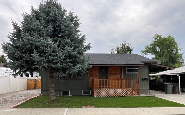 Primary Photo - 1030 Lindy St