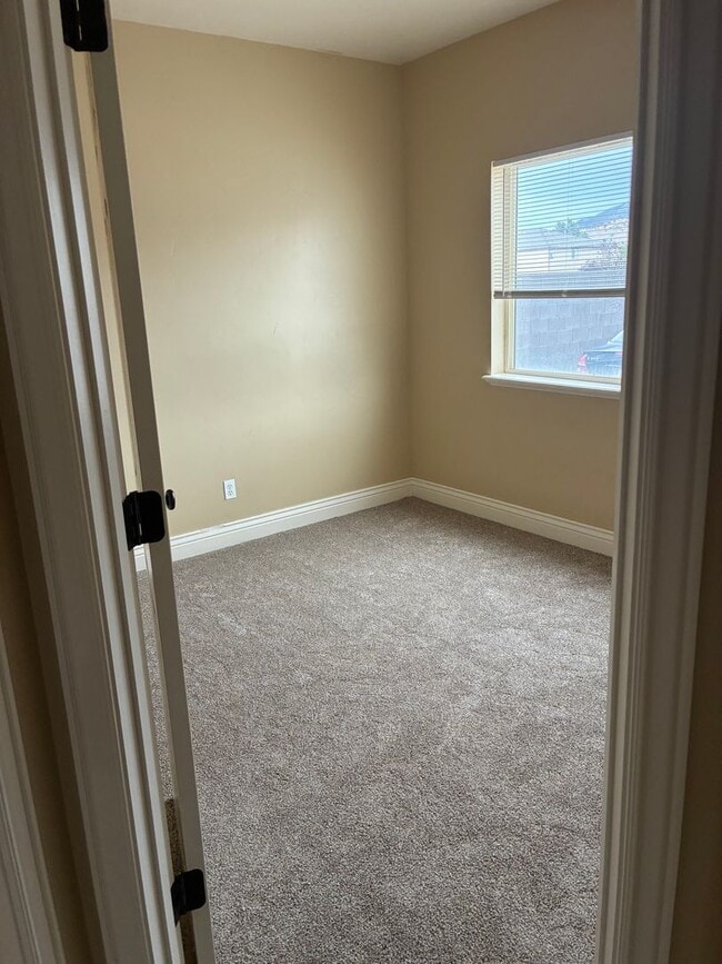 Building Photo - 576 W 1045 N