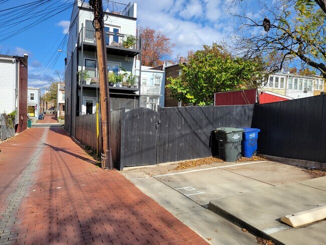 Building Photo - 724 Taylor St NW