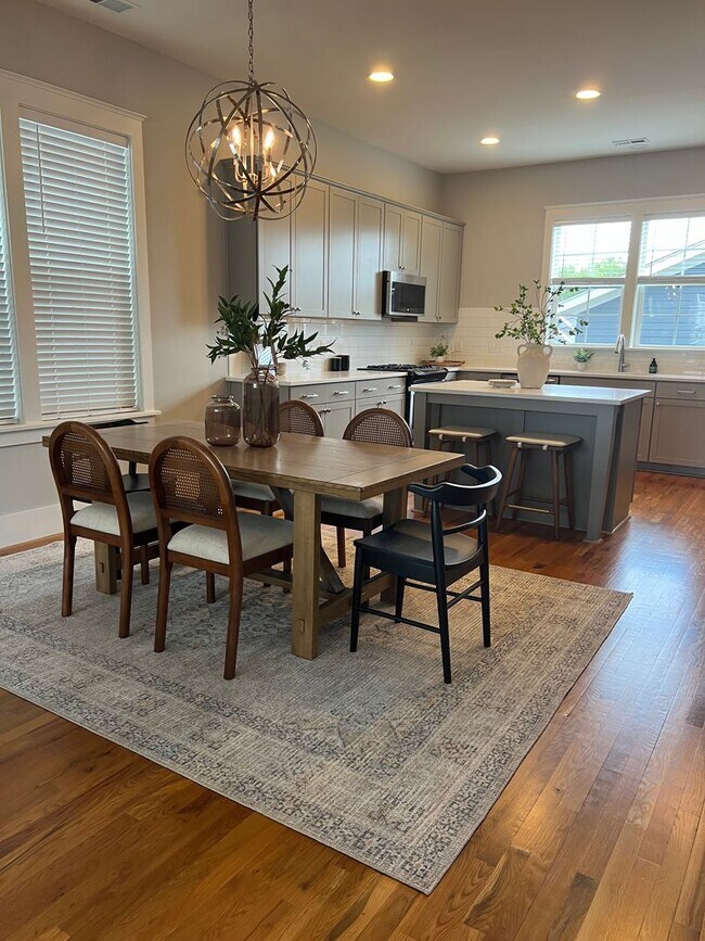 Building Photo - WOW!! One of the best Locations in one of the most desired neighborhoods