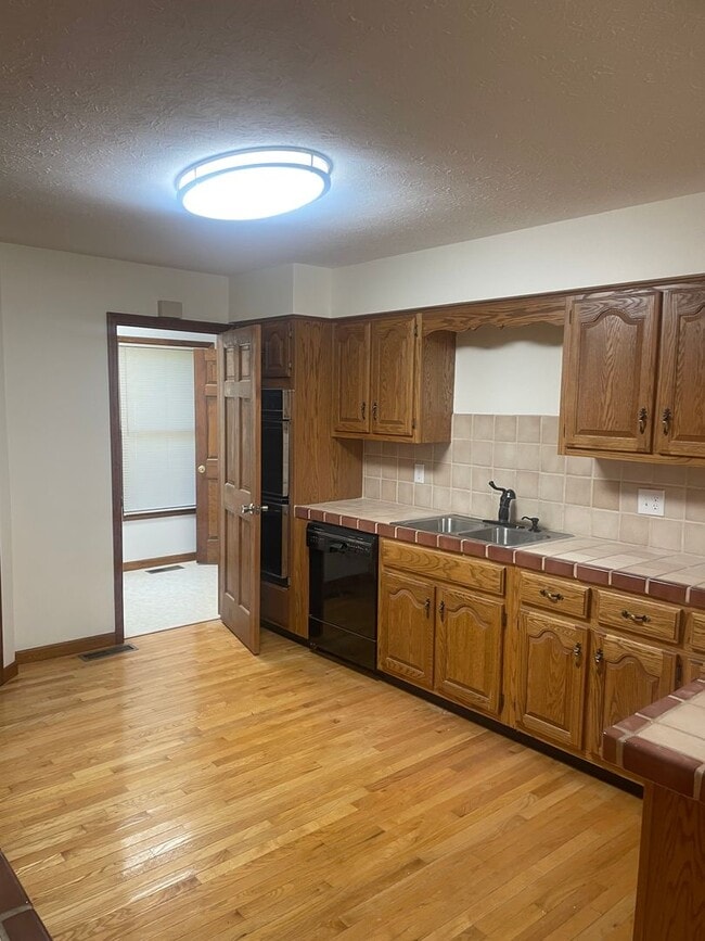 Building Photo - LaFollette 37766 - Charming Ranch-Style 3 ...