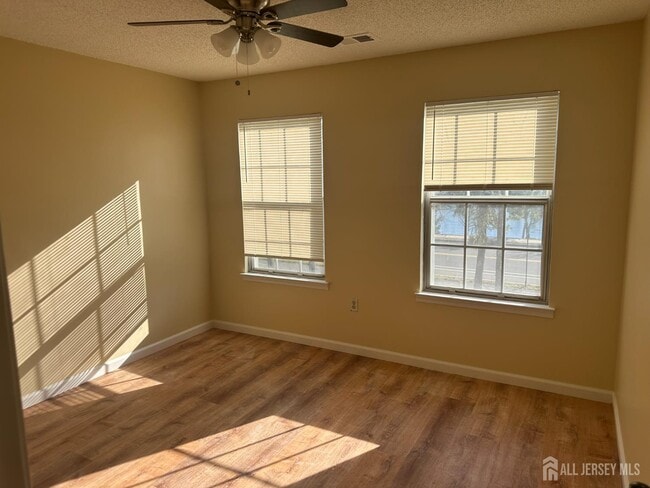 Building Photo - 129 Albury Way