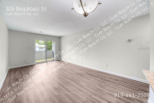 Building Photo - 305 Railroad St