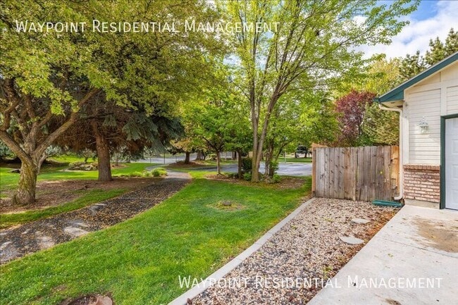 Building Photo - 1095 N Marsh Hawk Pl