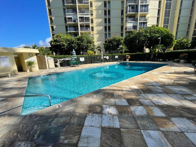 Building Photo - Gorgeous renovated high-floor apartment in great building.