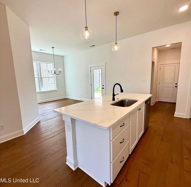 Building Photo - 607 Sunflower St