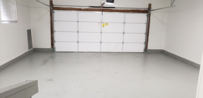 Building Photo - Beautiful Home with Large Yard, Privacy & ...