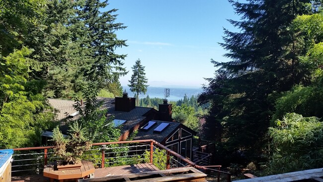 Building Photo - GEM in Somerset Bellevue, 4 beds/3 Baths w...