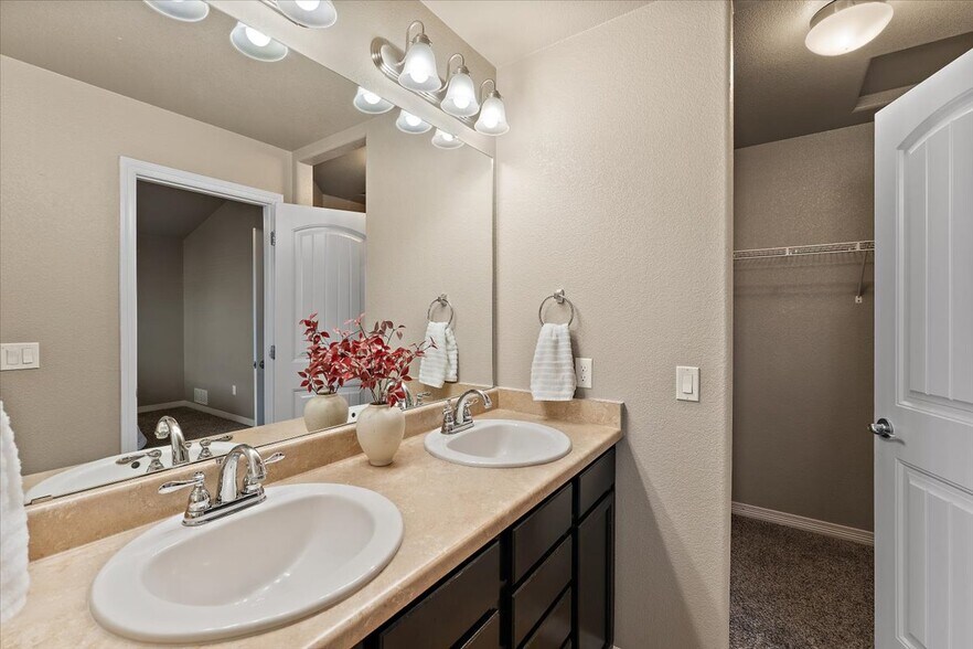 Building Photo - 6137 Popper Dr