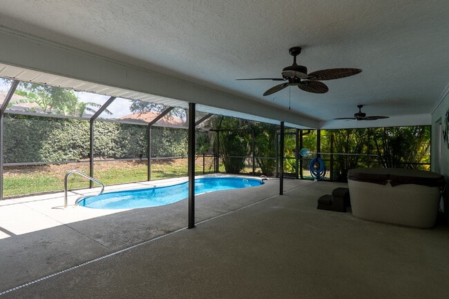 Building Photo - 153 Hourglass Dr