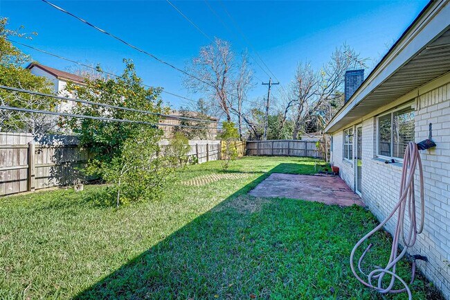 Building Photo - 11707 N Willow Cir