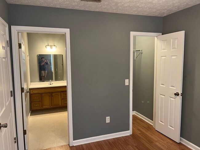 Building Photo - CLOSE TO UNIVERSITY