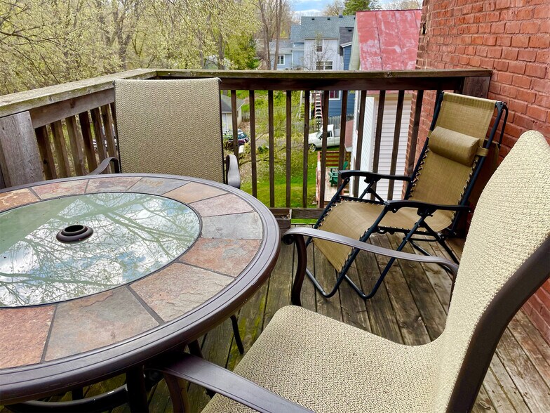 Balcony - 401 Laurel St W