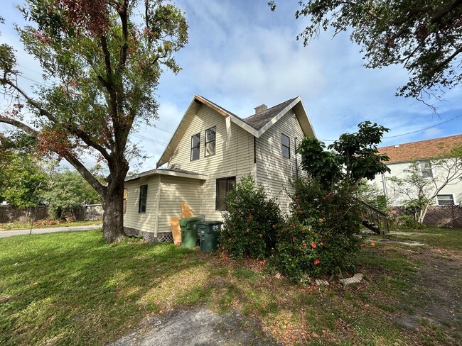 Building Photo - Bradenton unit near downtown, beaches