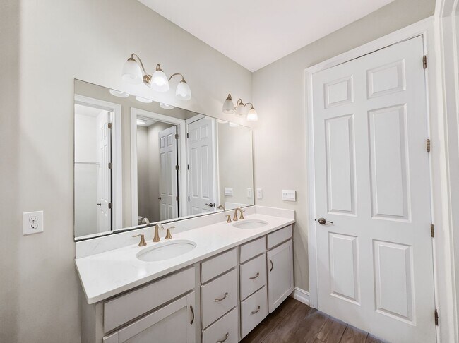 Building Photo - Live the Southwest Florida lifestyle in this lakefront villa in South Naples!