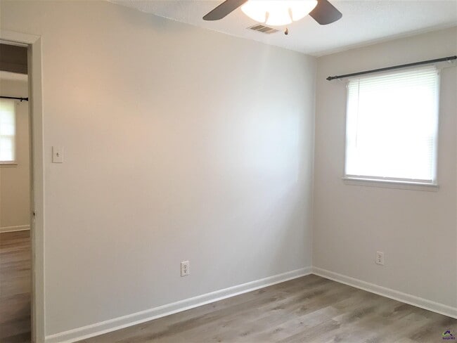 Building Photo - 208 Ivelyn Dr