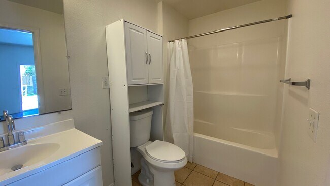 Building Photo - Huge 6BD/3BA on 63rd! (Lease out, pending ...