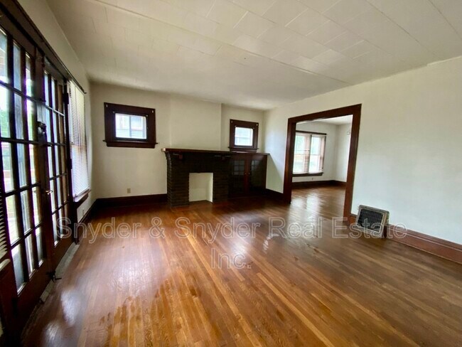 Building Photo - 400 Cloverdale Ave