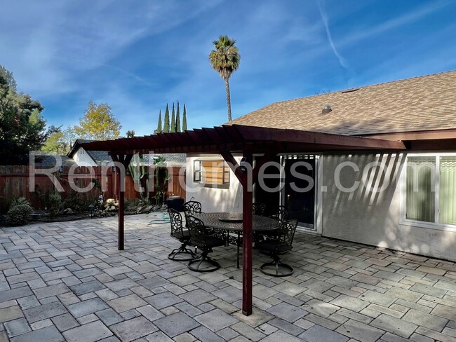 Building Photo - 9617 Benavente St