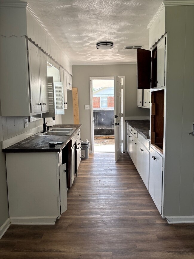 Building Photo - 211 Nance St