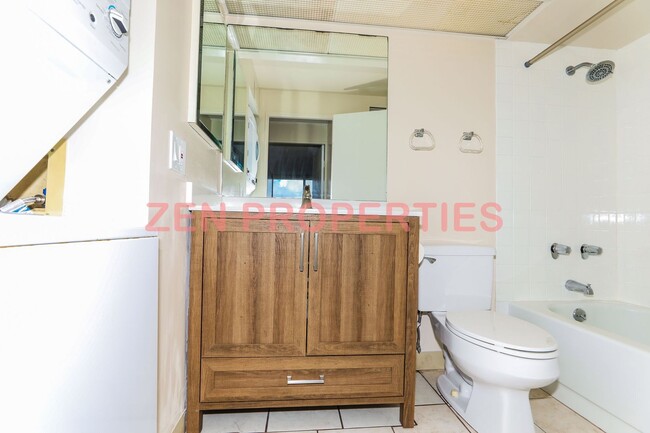 Building Photo - 2 bedroom, 1 bath unit with 1 parking stal...