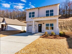 Building Photo - 3 Bedroom Home with Garage and Flat Fenced Backyard!