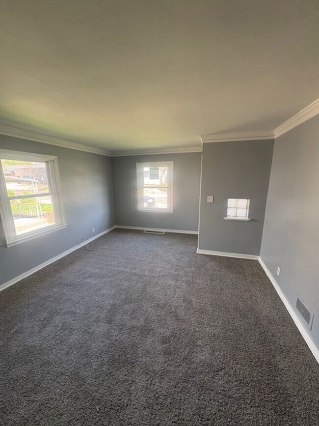 Building Photo - 1318 E Frye Ave