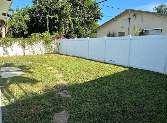 Building Photo - Southeast 4th Street, Dania Beach, FL 33004 - 3 BR 2 BA single-family home