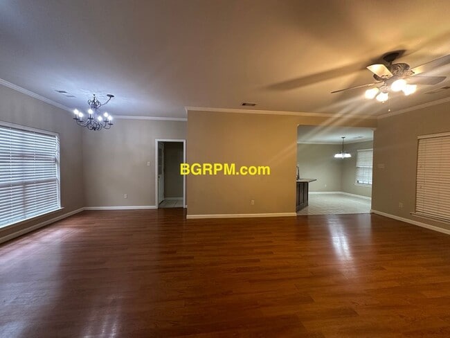 Building Photo - 3 Bed 2 Bath!