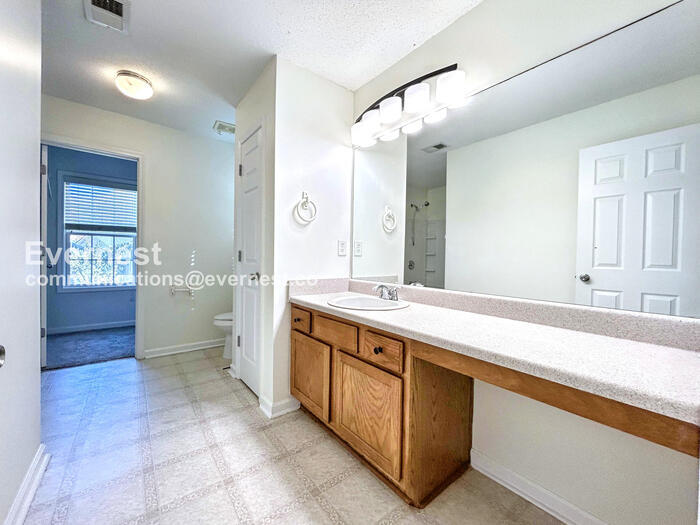 Building Photo - 5 Rosemont Ct