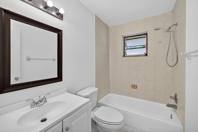 Building Photo - Bright & Modern 1-Bedroom Apartment in Prime Oakland Park Location