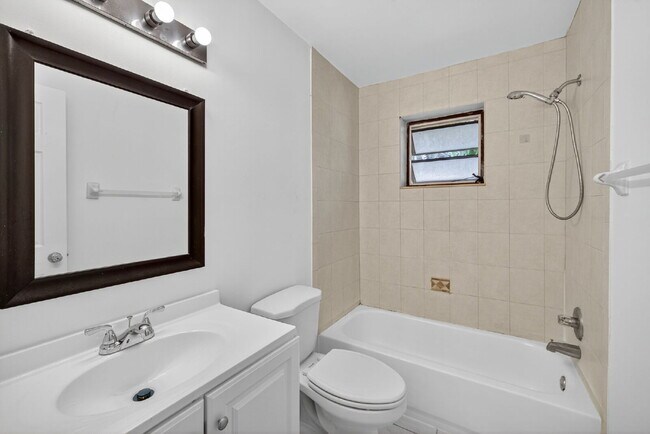 Building Photo - QUICK MOVE IN - FIRST MONTH FREE | Bright & Modern 1-Bedroom Apartment in Prime Oakland Park Loca...