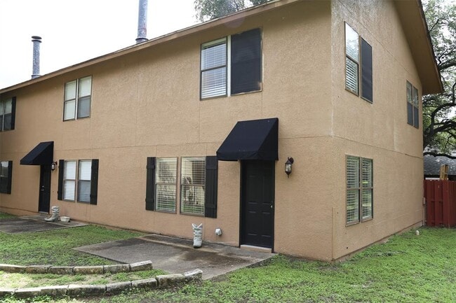 Building Photo - 4 Deerfield Dr