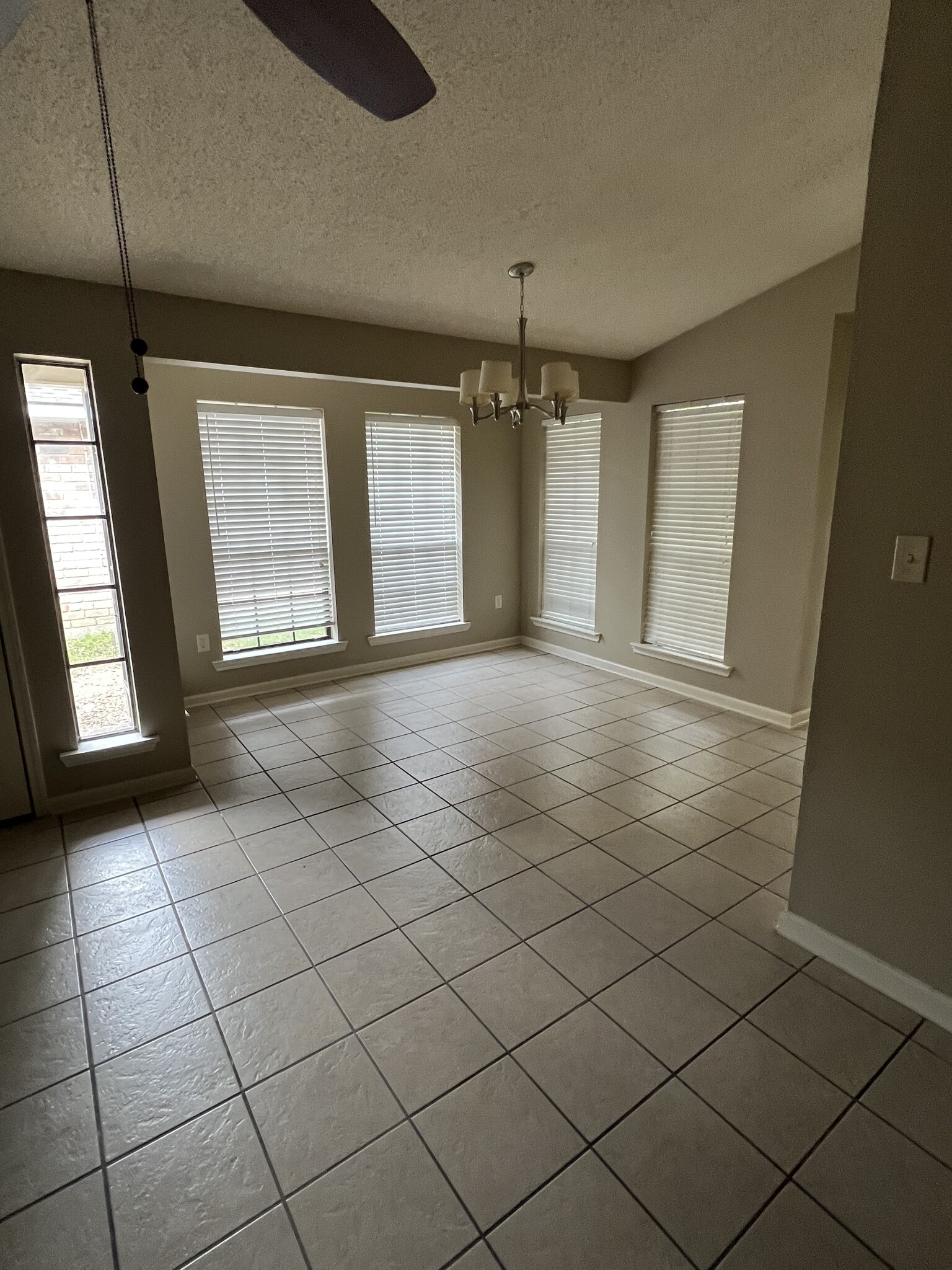 Building Photo - 1127 Willow Creek Dr