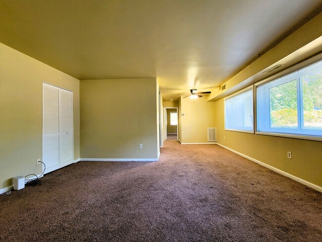 Building Photo - One bedroom condo with lots of space in He...