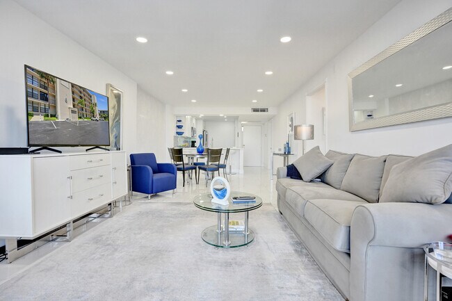 Building Photo - 6 Royal Palm Way