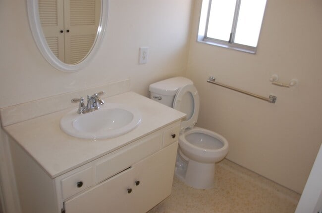 Building Photo - Encina Royale 3 Bedroom