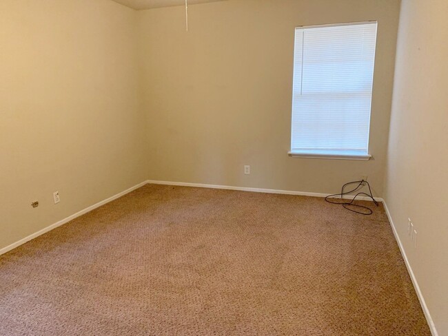 Building Photo - 1006 Poppets Way