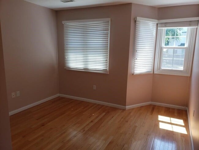 Building Photo - 117 Tall Oaks Dr