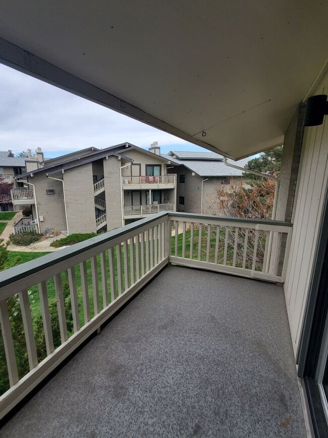 Building Photo - Recently Updated and Spacious 1B / 1B Available for June!