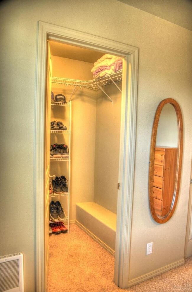 Building Photo - ** $1000 OFF FIRST MONTH** Darling Townhou...
