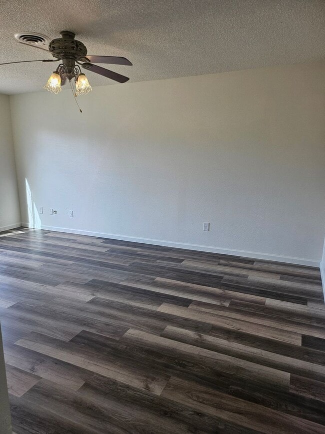 Building Photo - Single-Story Comfort: 3 Bedrooms, 2 Baths,...