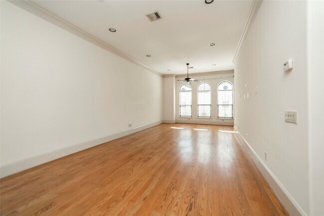 Building Photo - 3123 Fairdale Oaks E