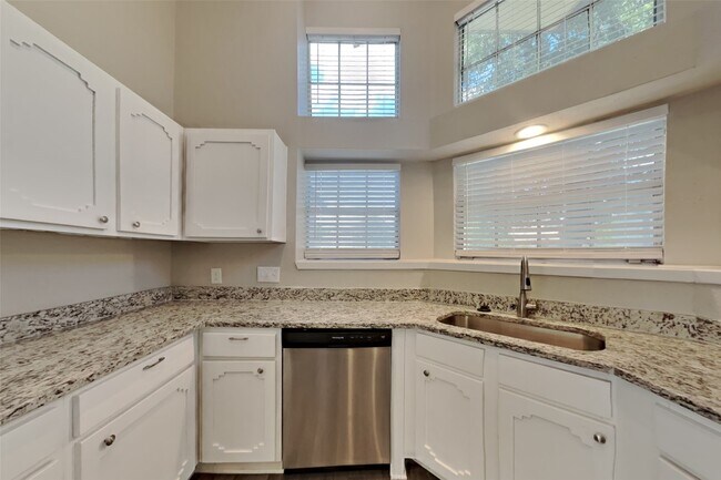 Building Photo - 13215 Noble Crest Dr