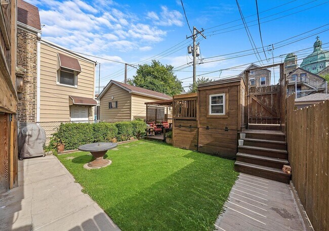 Building Photo - 1025 W 31st Pl